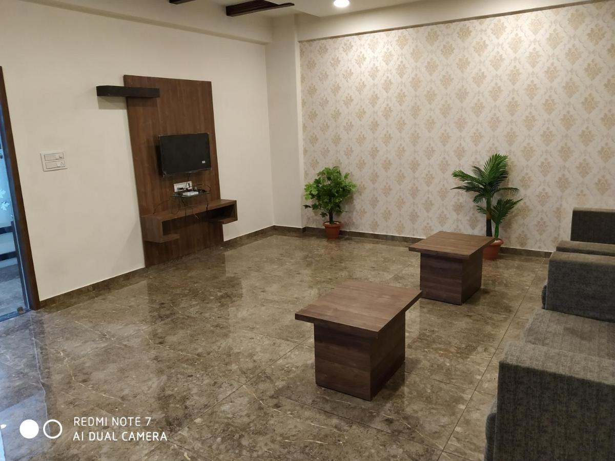 Hotel Krishna Palace Anand Exterior photo
