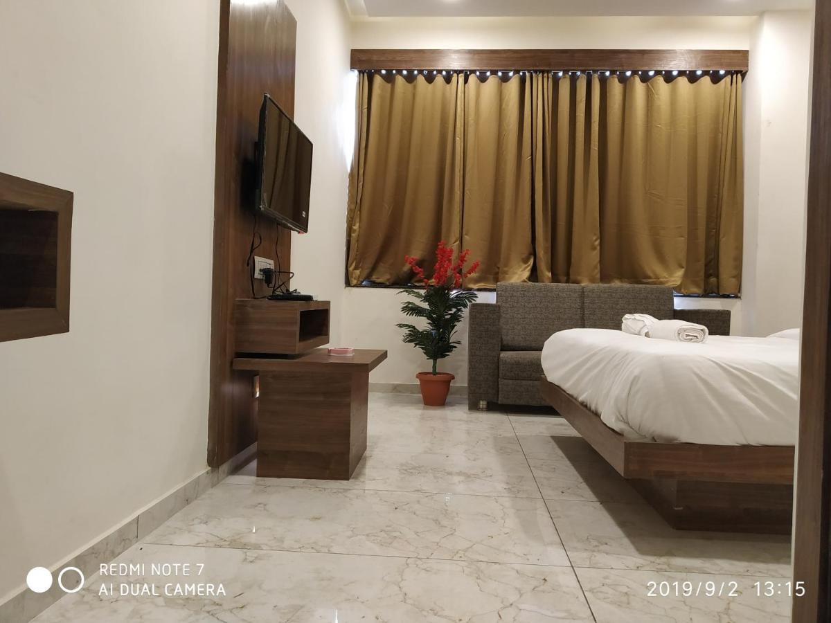 Hotel Krishna Palace Anand Exterior photo