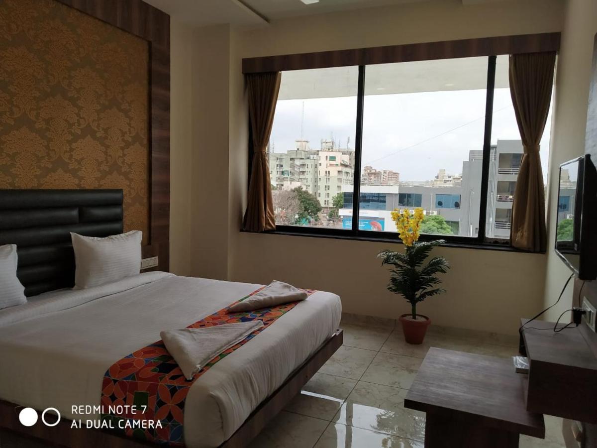 Hotel Krishna Palace Anand Exterior photo
