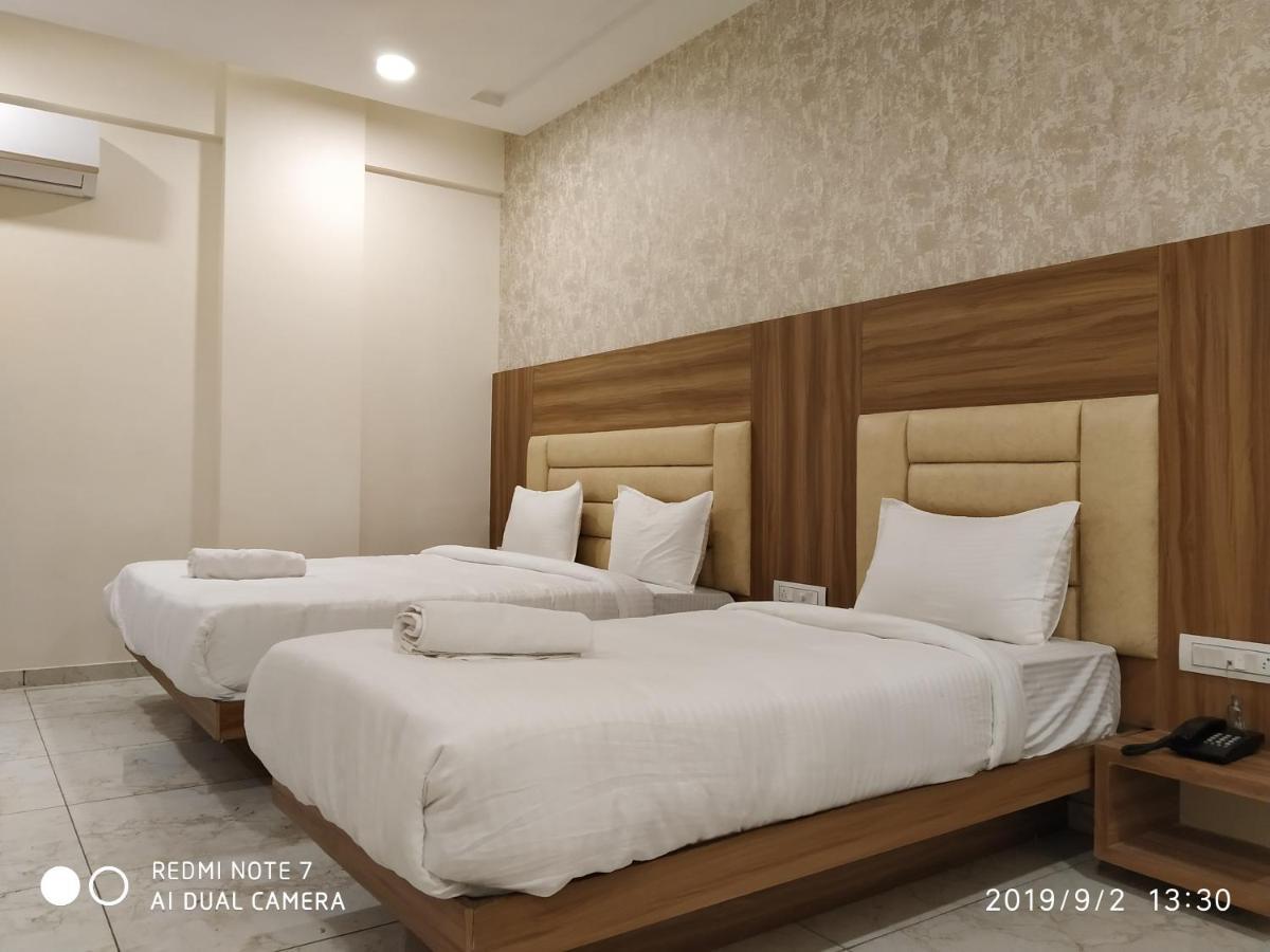 Hotel Krishna Palace Anand Exterior photo