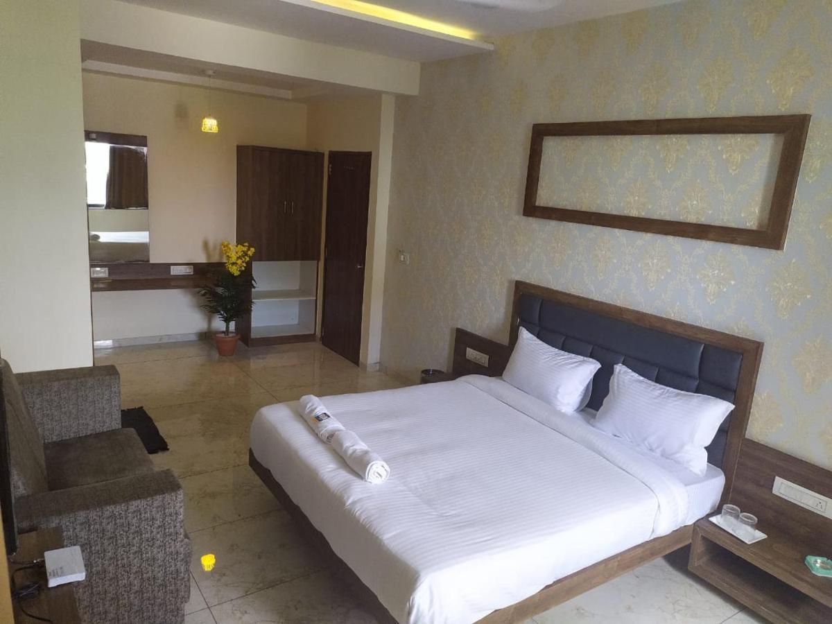 Hotel Krishna Palace Anand Exterior photo
