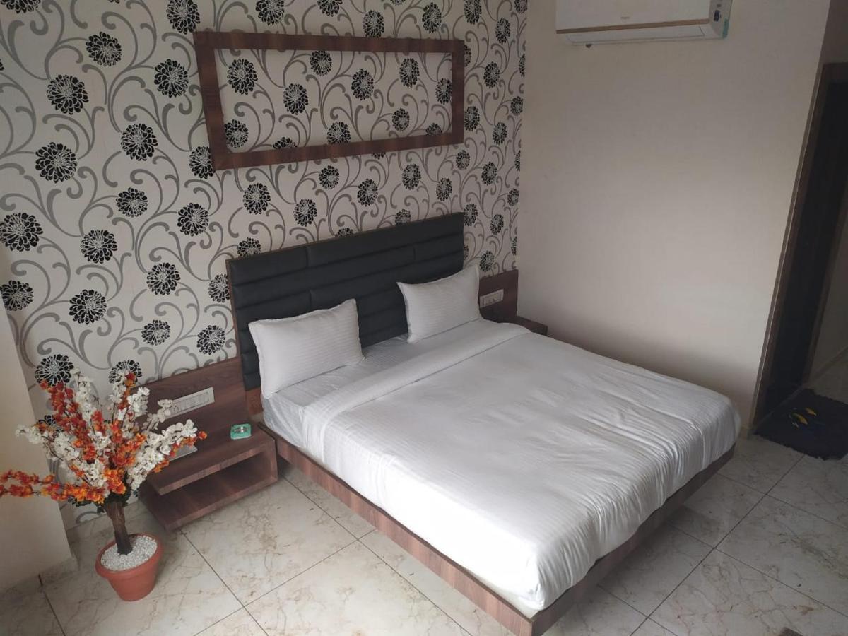 Hotel Krishna Palace Anand Exterior photo