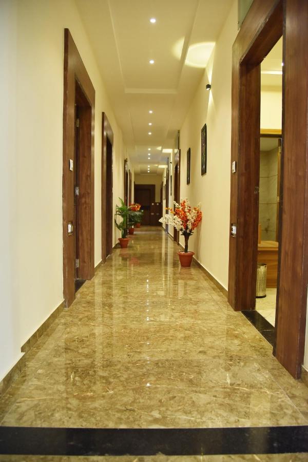 Hotel Krishna Palace Anand Exterior photo
