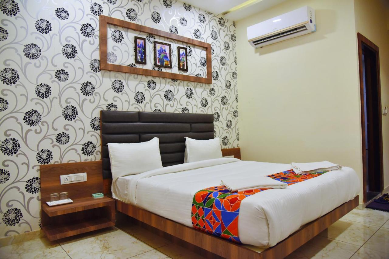 Hotel Krishna Palace Anand Exterior photo